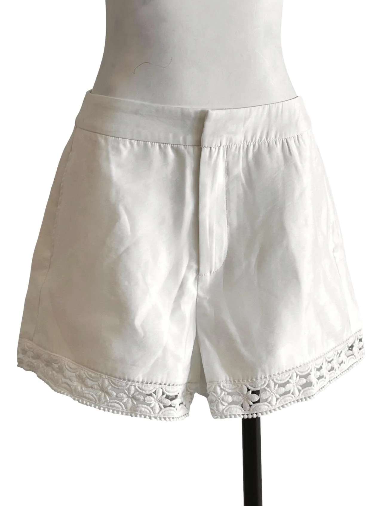 Daisy White Short Pants