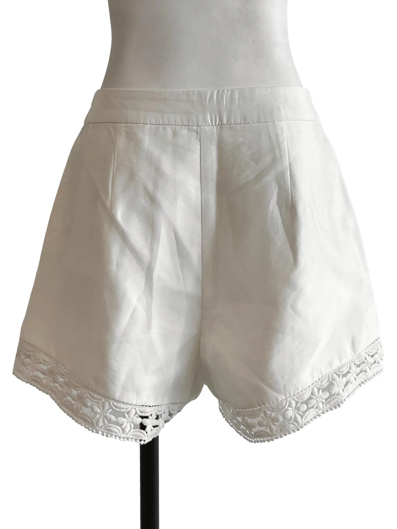 Daisy White Short Pants - Image 2
