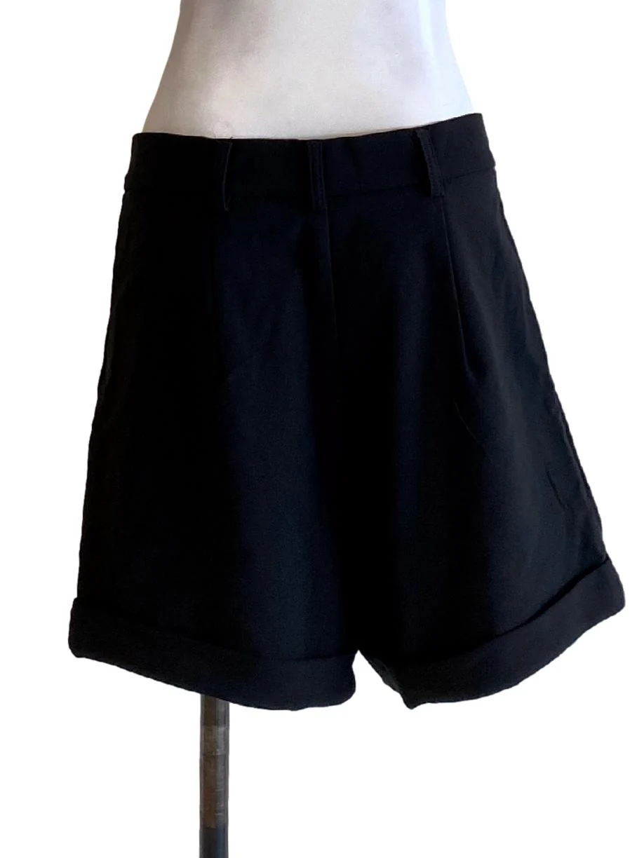 Ebony Black Buttoned Waist Cuffed Hem Loose Shorts - Image 2