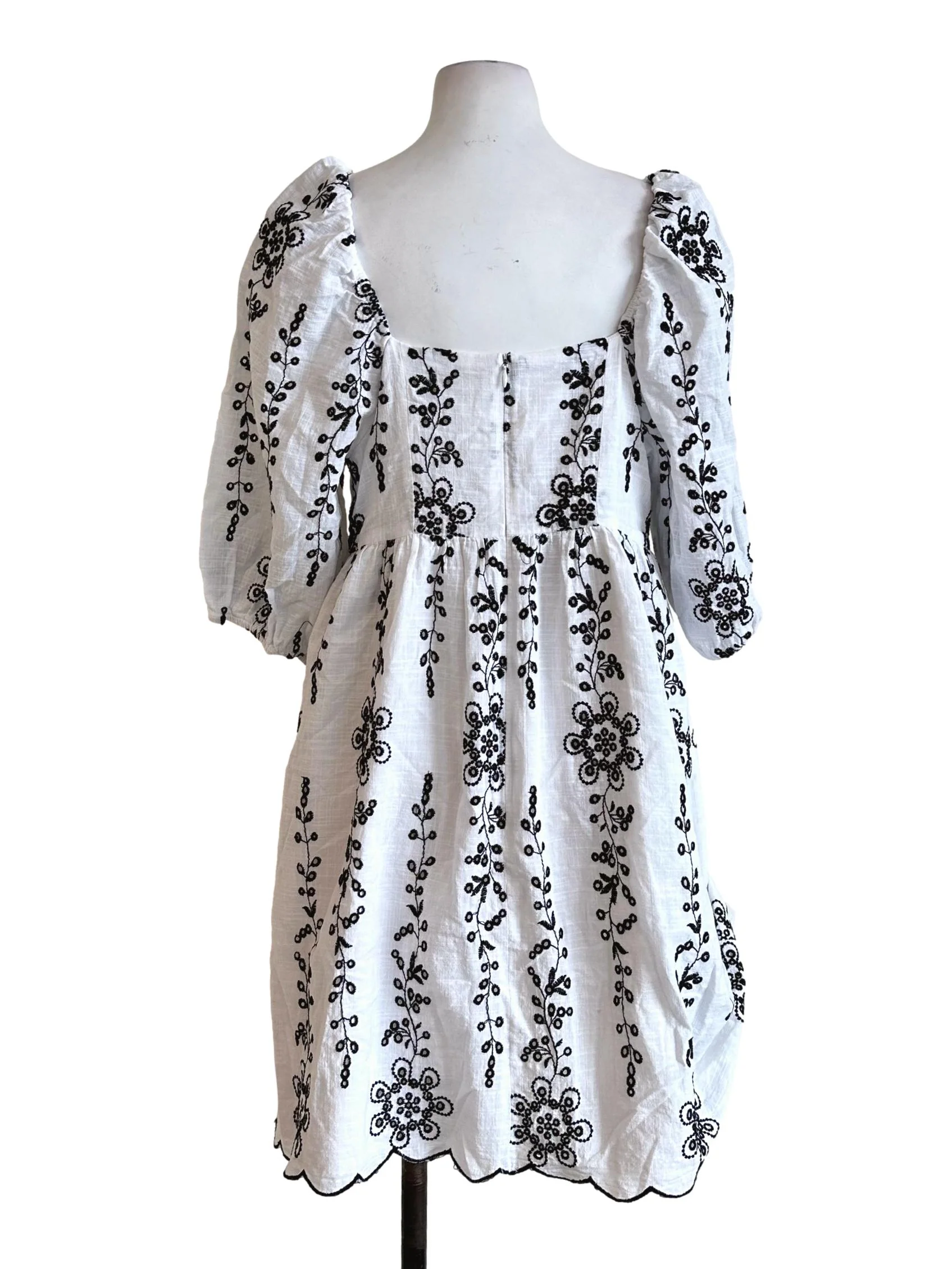 Pearl White Embroidery Pattern Dress - Image 2