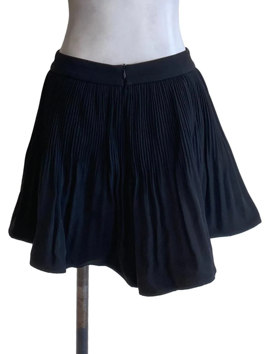 Rich Black Pleated Wide Leg Flowy Shorts - Image 2